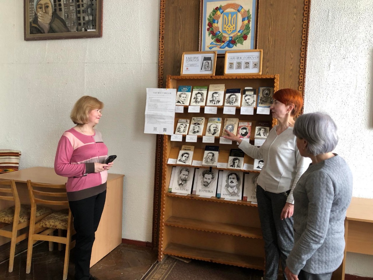 The tour of graphic artist Nadiya Hart's exhibition ‘What could a Ukrainian's library look like if not for Russification?’ continues